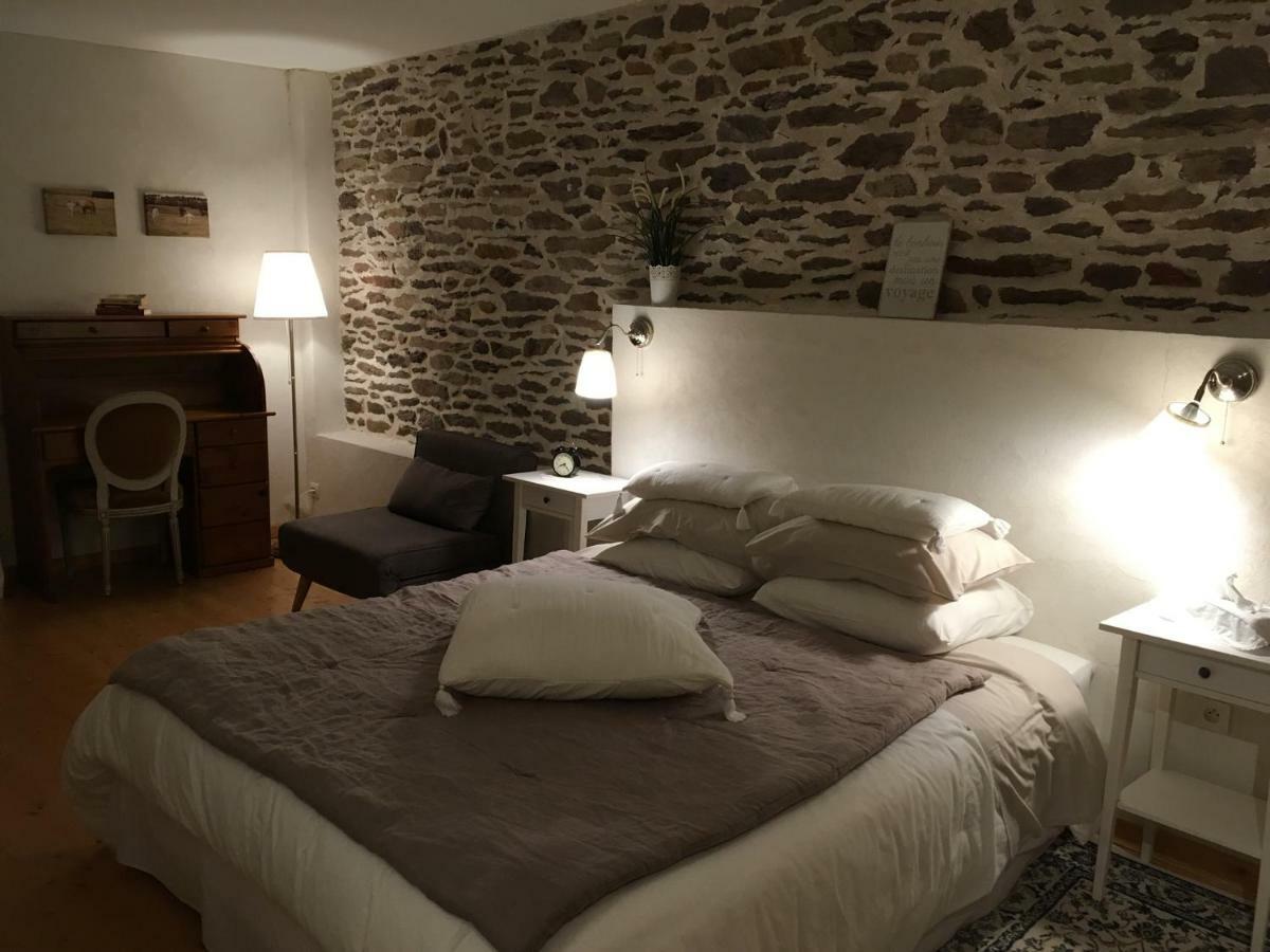 Les Bouyeres Bed and Breakfast Saint-Malon-sur-Mel Exteriör bild